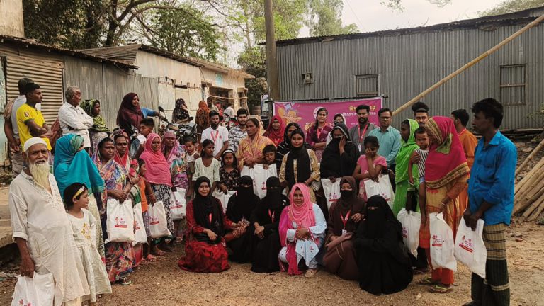 বিক্রমপুর রক্তদান সংস্থার ঈদ উপহার বিতরন
