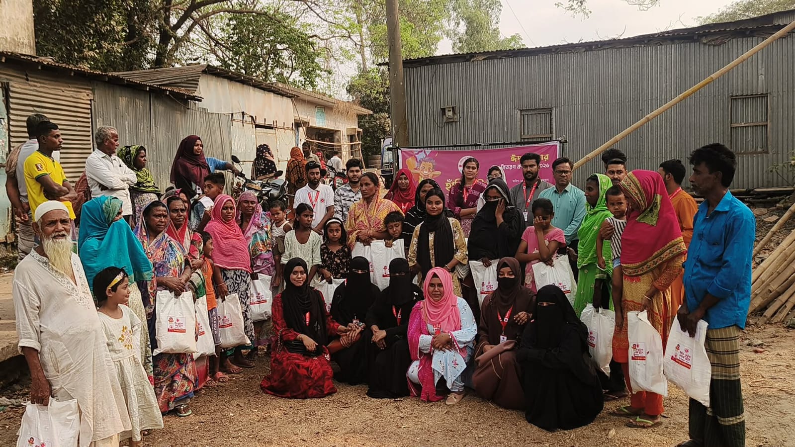 বিক্রমপুর রক্তদান সংস্থার ঈদ উপহার বিতরন